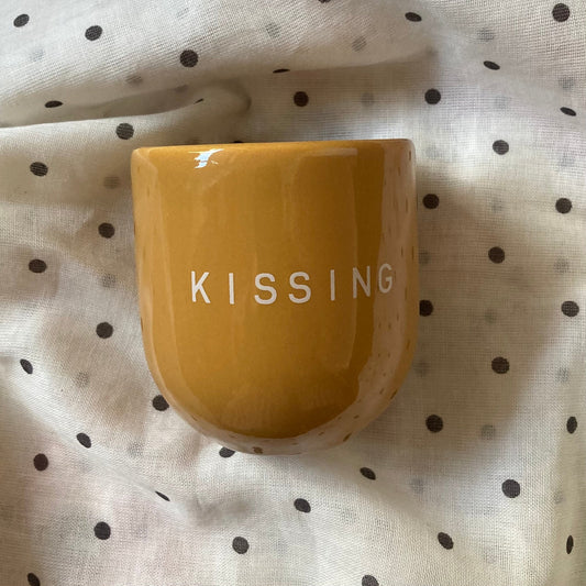 Becher Sisi House of Style mit Aufschrift Kissing in senfgelb