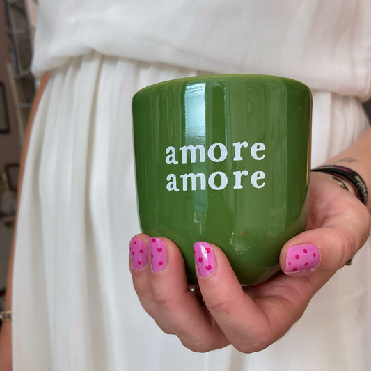 Hand hält Becher Sisi House of Style mit Aufschrift amore amore